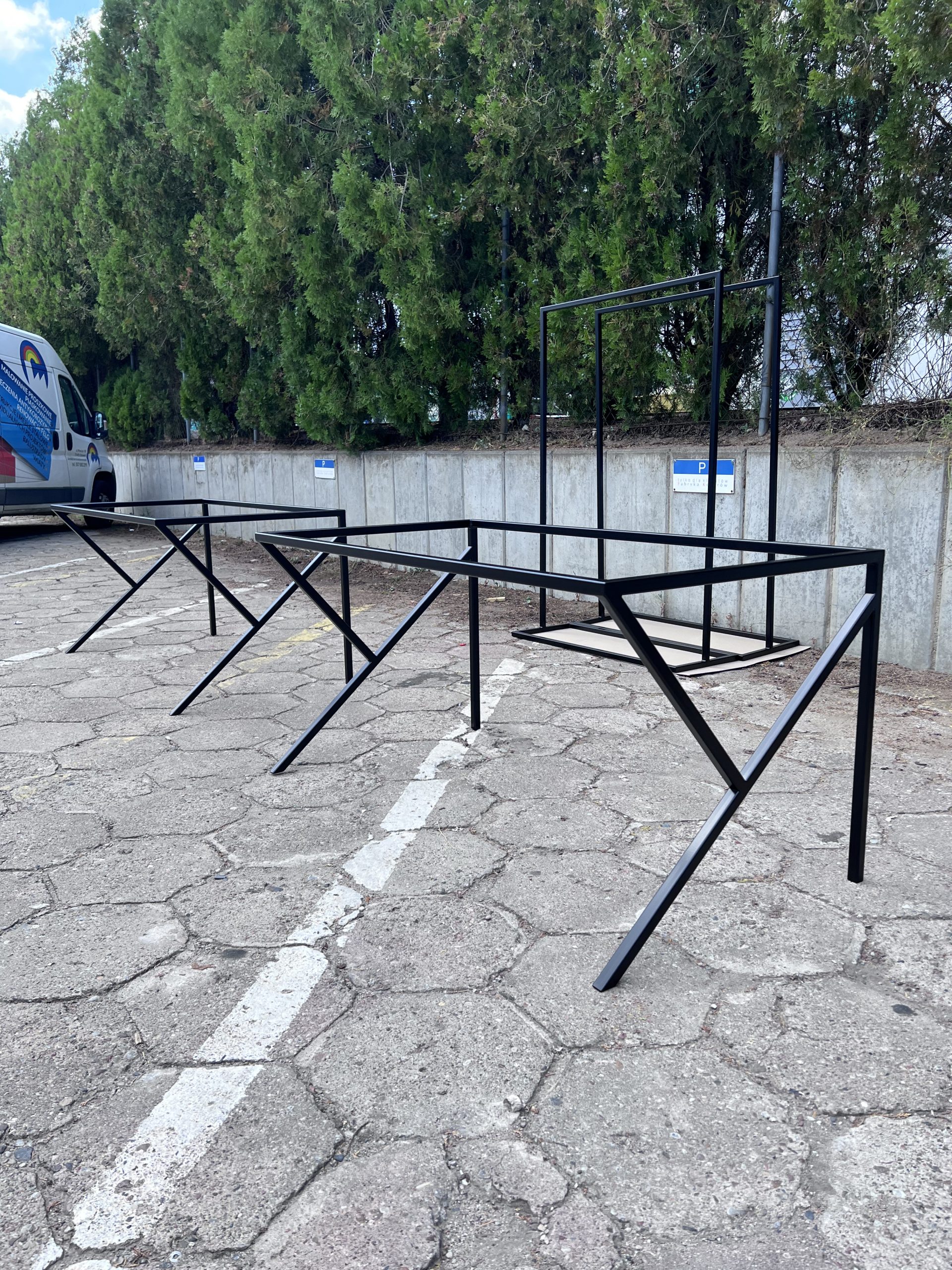 Stalowe meble industrialne – funkcjonalność i styl w jednym